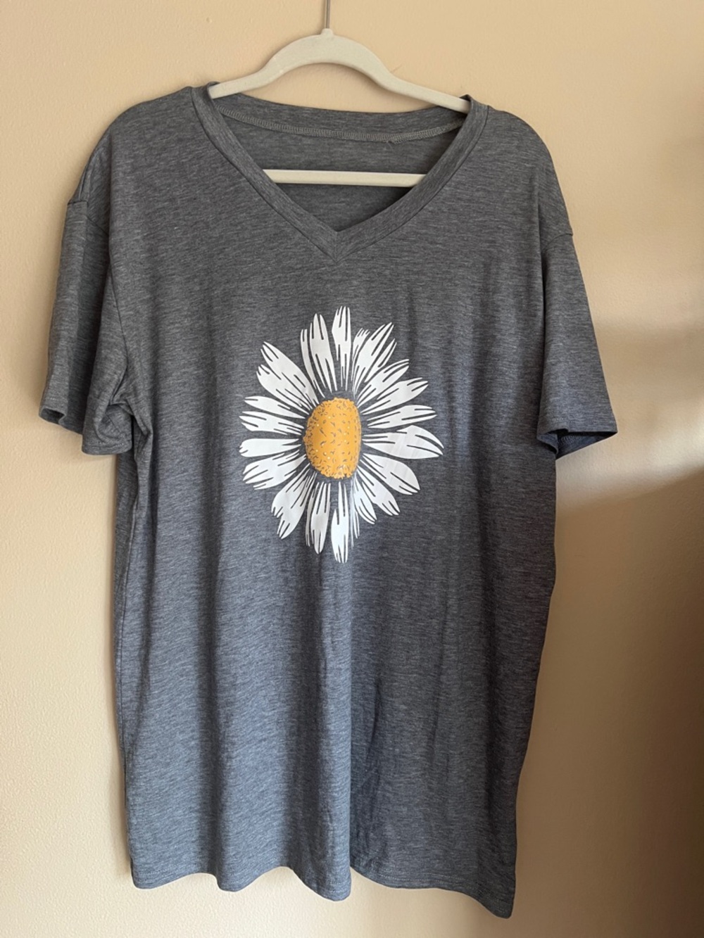 Gray Oversized V-Neck Tee with White & Yellow Daisy Graphic Size XXL